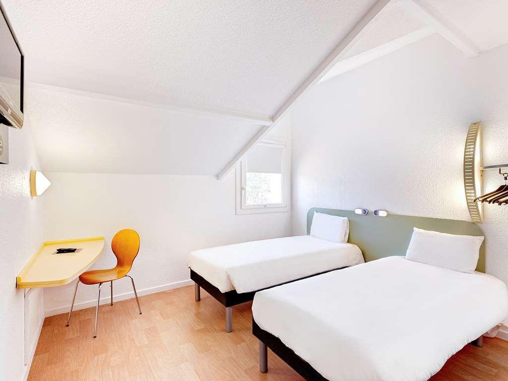 Ibis Budget Agen Bagian luar foto