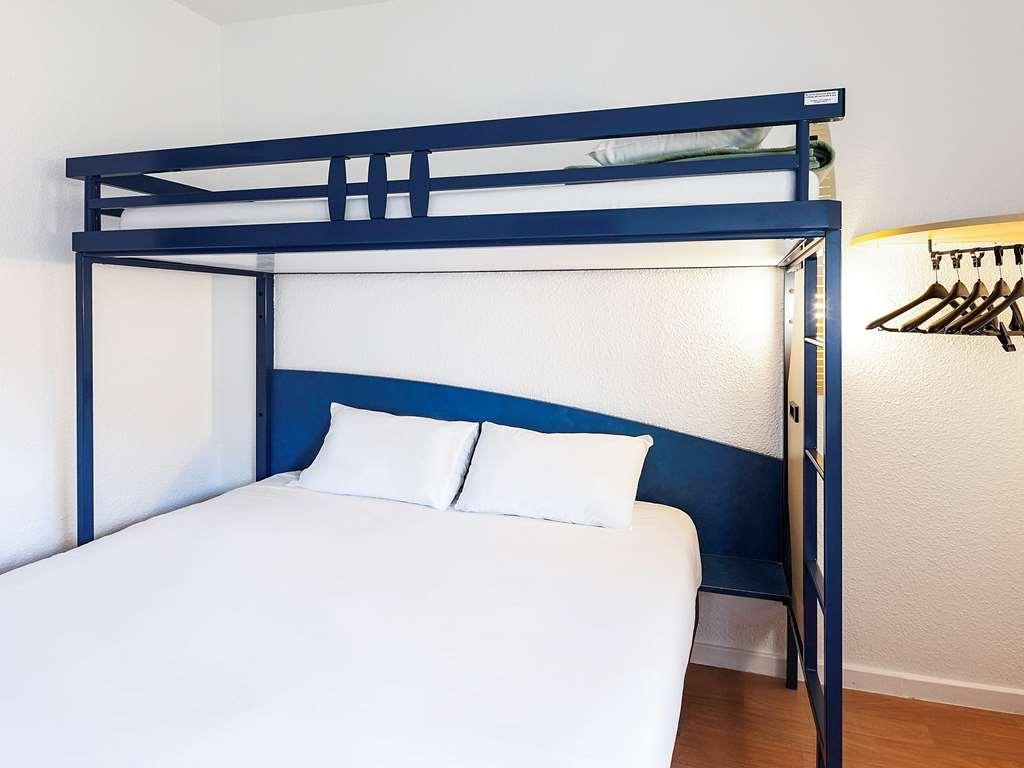 Ibis Budget Agen Bagian luar foto